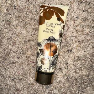 Victoria’s Secret daring peach 🍑 daisy 🌼 lotion limited edition discontinued